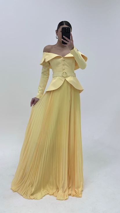 Gelbes  langärmeliges  gegürtetes  plissiertes Abendkleid