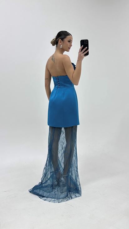 فستان سهرة بدون حمالات مع تنورة من الدانتيل البترولي