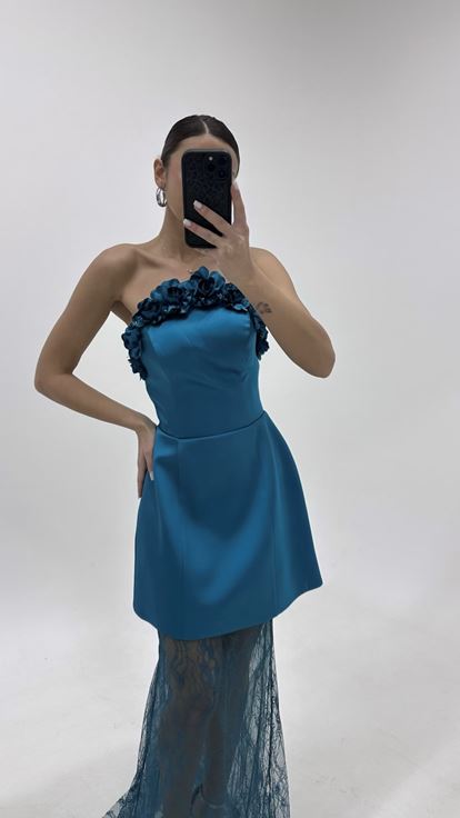 فستان سهرة بدون حمالات مع تنورة من الدانتيل البترولي