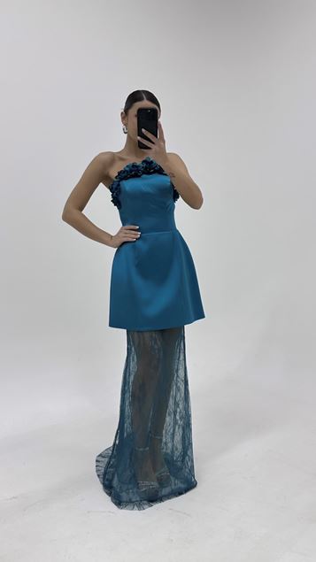 Trägerloses Abendkleid mit petrolfarbenem Spitzenrock