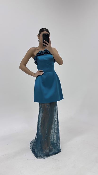 فستان سهرة بدون حمالات مع تنورة من الدانتيل البترولي