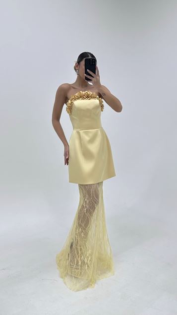 buttergelbes trägerloses Abendkleid mit Spitzenrock