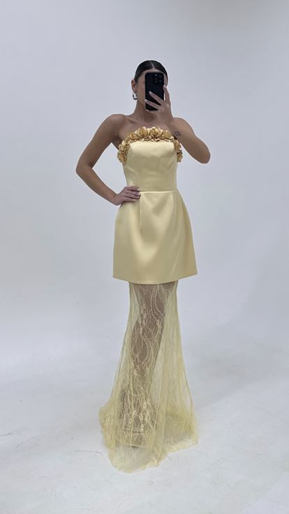 فستان سهرة أصفر زبدة بدون حمالات مع تنورة من الدانتيل