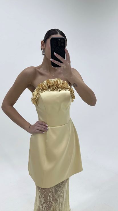 فستان سهرة أصفر زبدة بدون حمالات مع تنورة من الدانتيل