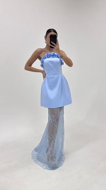 Blaues trägerloses Abendkleid mit Spitzenrock