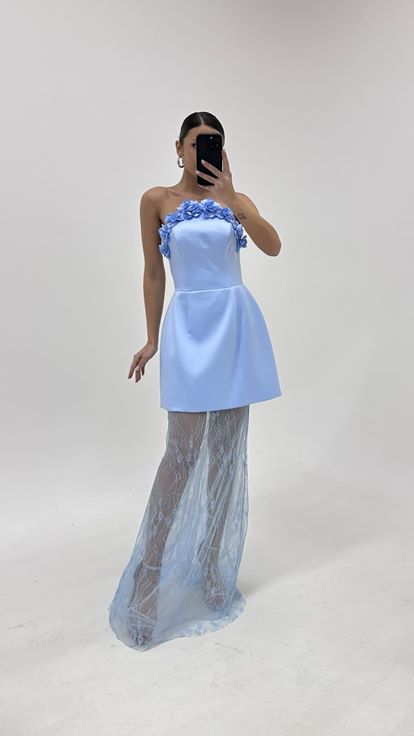 فستان سهرة أزرق بدون حمالات مع تنورة من الدانتيل