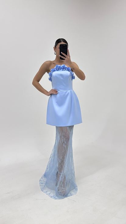 فستان سهرة أزرق بدون حمالات مع تنورة من الدانتيل