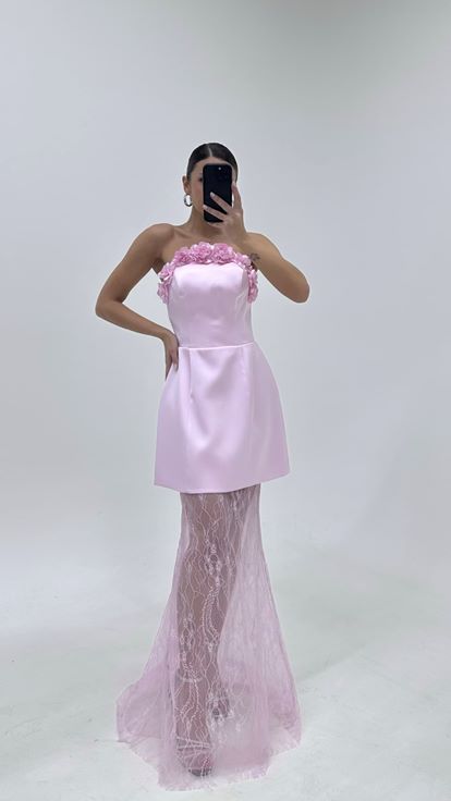 فستان سهرة وردي بدون حمالات مع تنورة من الدانتيل