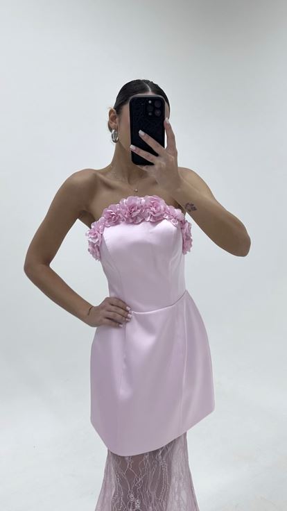 فستان سهرة وردي بدون حمالات مع تنورة من الدانتيل