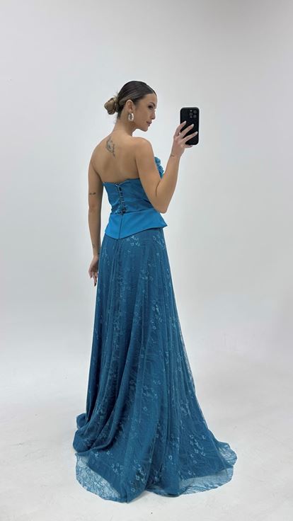 فستان سهرة كورسيه مزين بالزهور ومطلي بالبترول