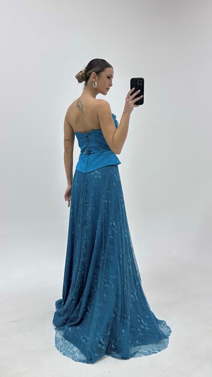 فستان سهرة كورسيه مزين بالزهور ومطلي بالبترول