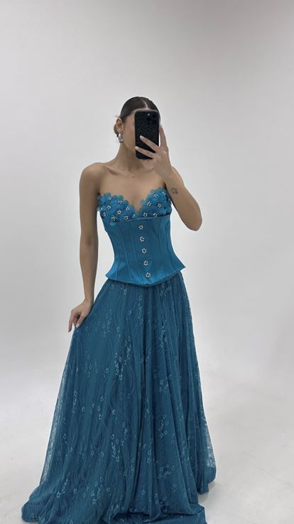 فستان سهرة كورسيه مزين بالزهور ومطلي بالبترول