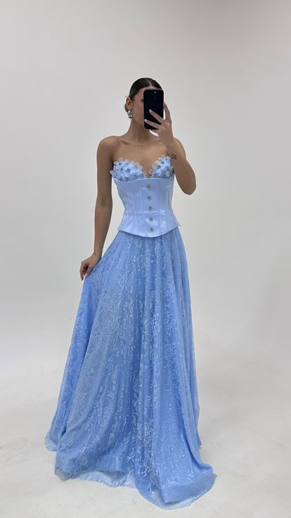 فستان سهرة أزرق مزين بنقوش زهرية على شكل مشد