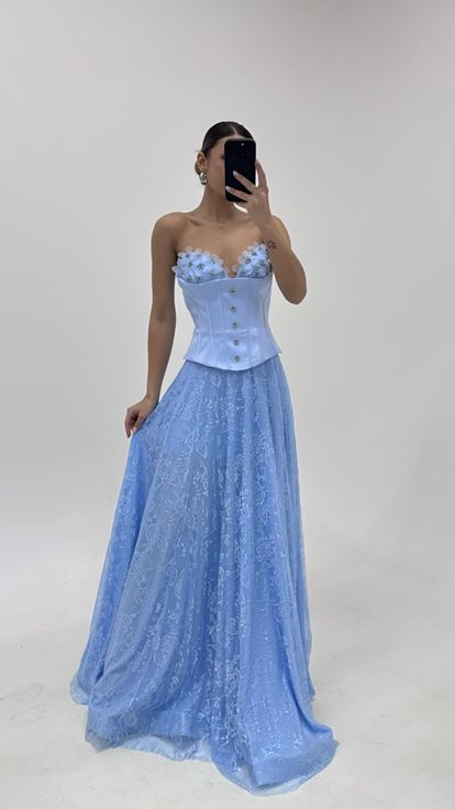 فستان سهرة أزرق مزين بنقوش زهرية على شكل مشد