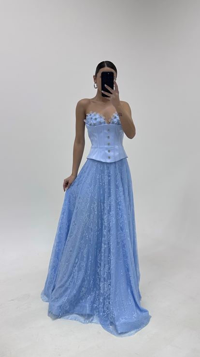 فستان سهرة أزرق مزين بنقوش زهرية على شكل مشد