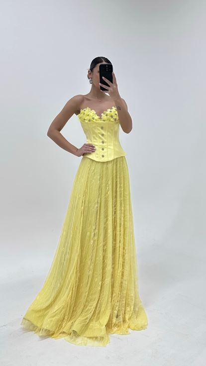 فستان سهرة مزين بالزهور باللون الأصفر الزبداني