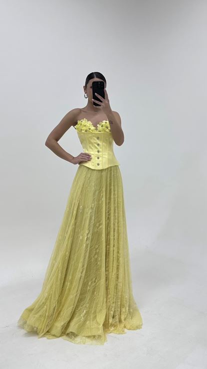 فستان سهرة مزين بالزهور باللون الأصفر الزبداني