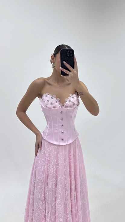 فستان سهرة كورسيه مزين بالورود الوردية