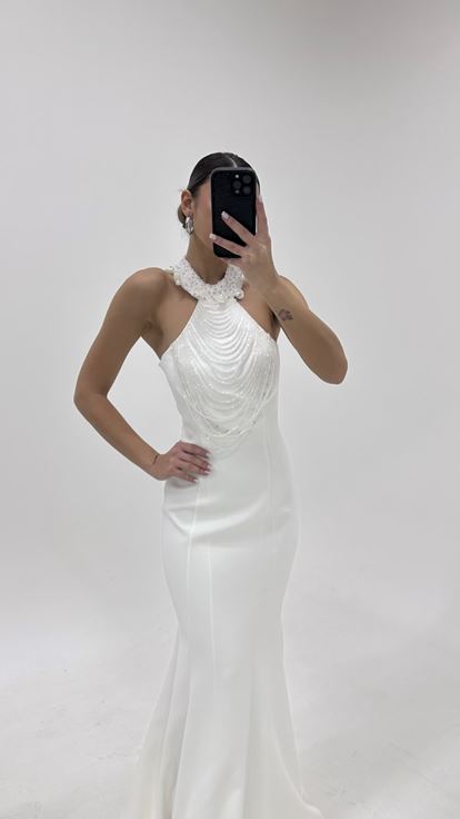 فستان سهرة بتصميم حورية البحر مزين بخرز عظمي عند خط العنق