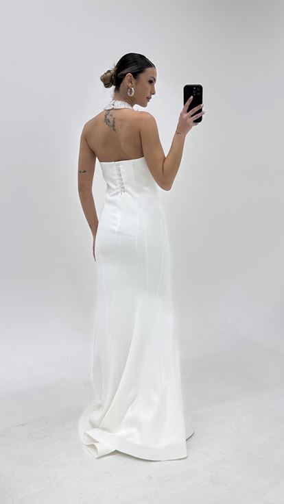 فستان سهرة بتصميم حورية البحر مزين بخرز عظمي عند خط العنق