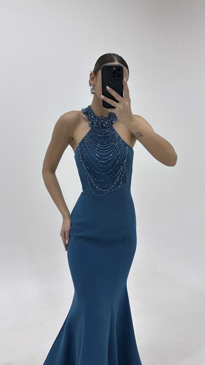 فستان سهرة بتصميم حورية البحر مزين بخرز البترول عند خط العنق