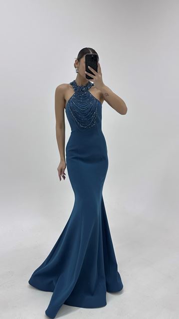 Robe de soirée sirène à encolure ornée de perles de pétrole