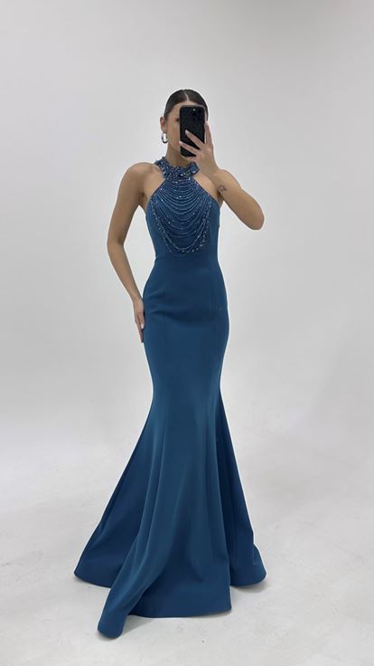 فستان سهرة بتصميم حورية البحر مزين بخرز البترول عند خط العنق