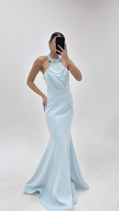 فستان سهرة حورية البحر بلون النعناع مع ياقة مطرزة بالخرز