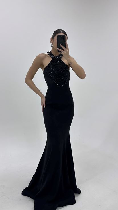 فستان سهرة أسود مطرز بالخرز بتصميم حورية البحر