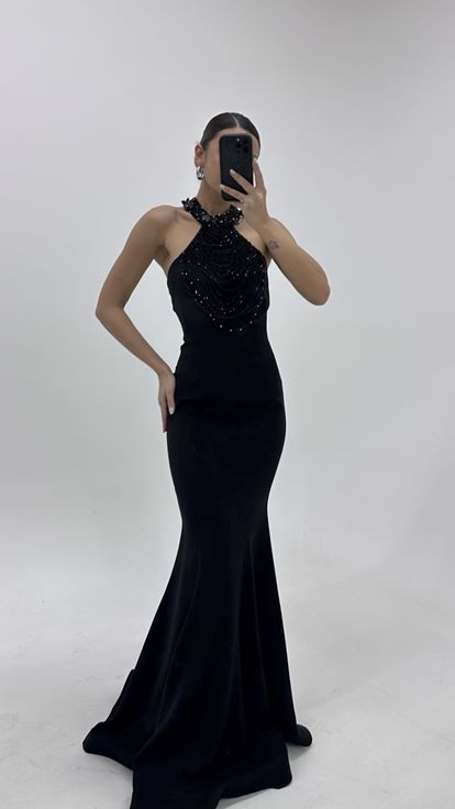 فستان سهرة أسود مطرز بالخرز بتصميم حورية البحر