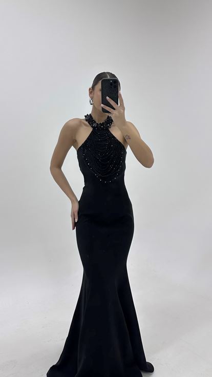 فستان سهرة أسود مطرز بالخرز بتصميم حورية البحر