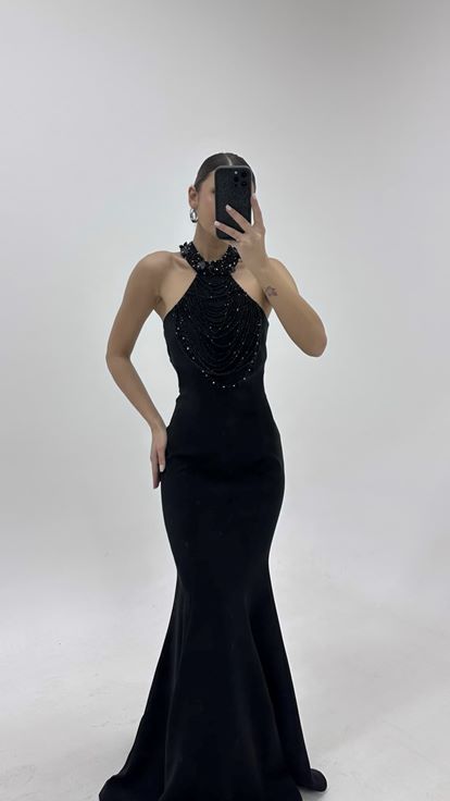 فستان سهرة أسود مطرز بالخرز بتصميم حورية البحر