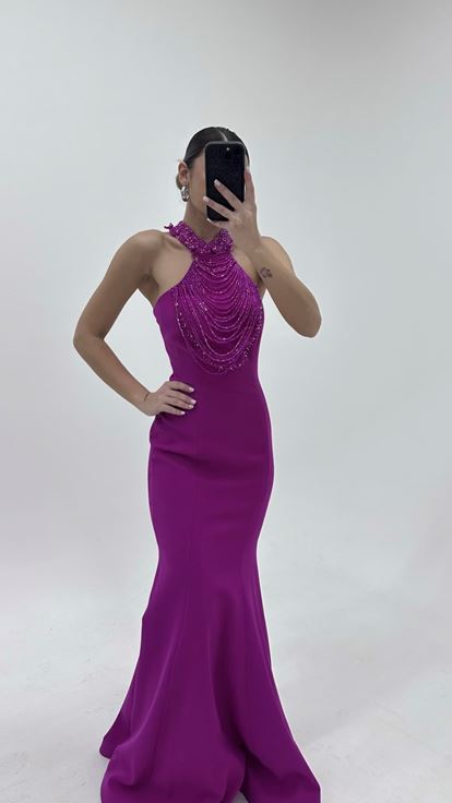 فستان سهرة بتصميم حورية البحر مزين بالخرز باللون الفوشيا عند الرقبة
