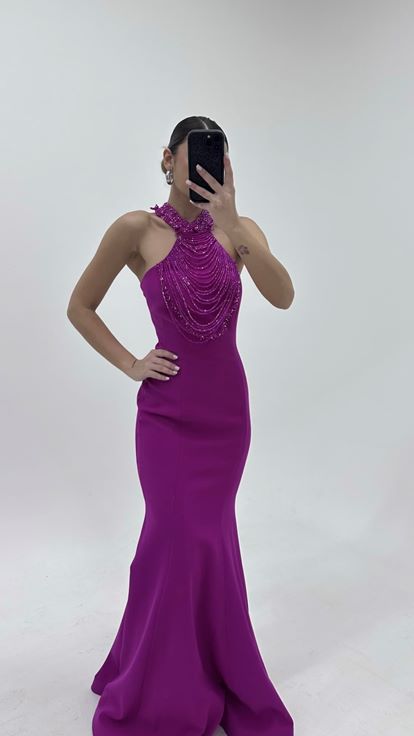 فستان سهرة بتصميم حورية البحر مزين بالخرز باللون الفوشيا عند الرقبة