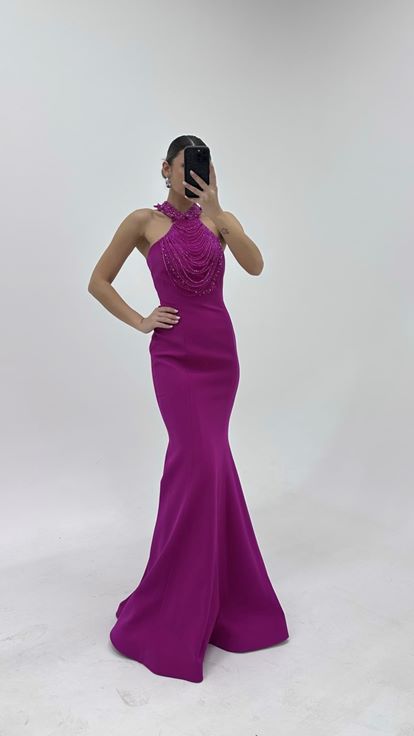 فستان سهرة بتصميم حورية البحر مزين بالخرز باللون الفوشيا عند الرقبة