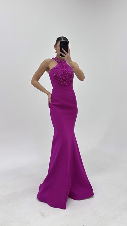 فستان سهرة بتصميم حورية البحر مزين بالخرز باللون الفوشيا عند الرقبة
