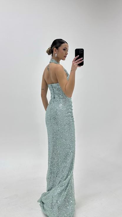 فستان سهرة لامع بلون النعناع بياقة هالتر