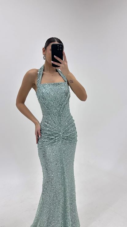 فستان سهرة لامع بلون النعناع بياقة هالتر