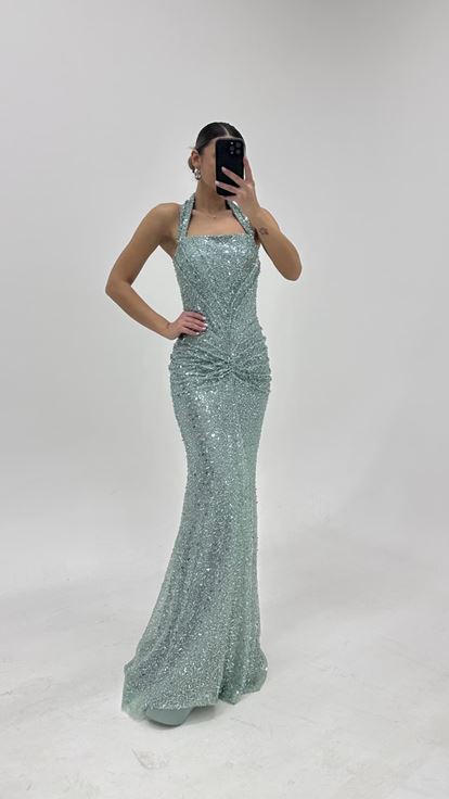 فستان سهرة لامع بلون النعناع بياقة هالتر