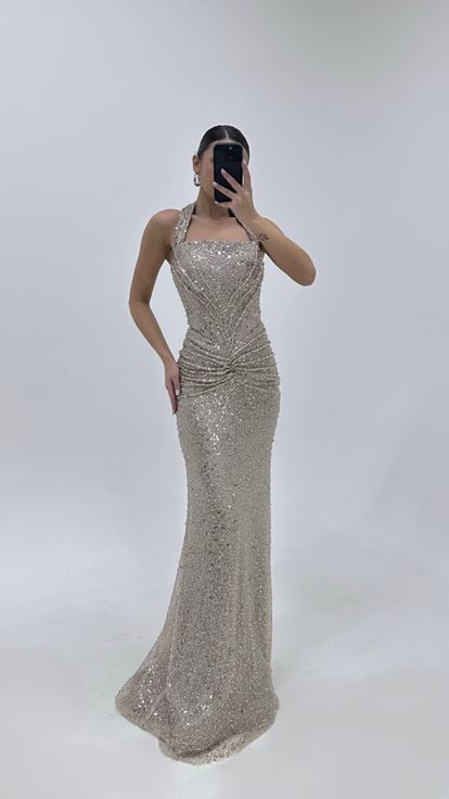 فستان سهرة لامع من فرو المنك بياقة هالتر