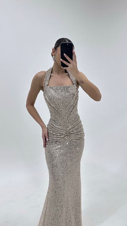 فستان سهرة لامع من فرو المنك بياقة هالتر