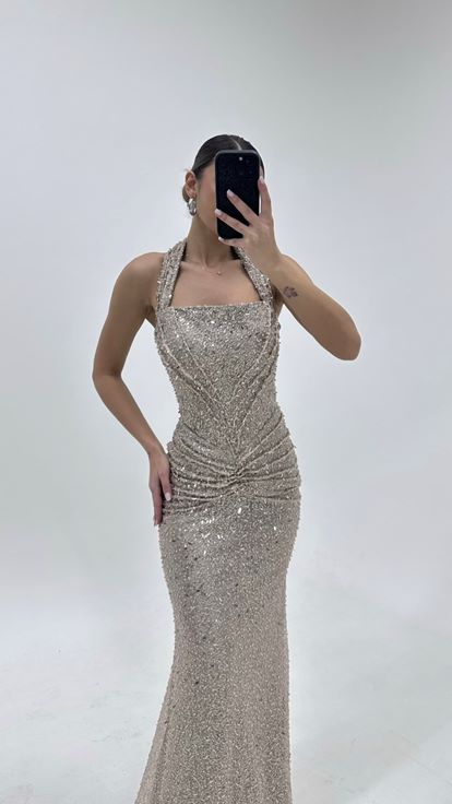 فستان سهرة لامع من فرو المنك بياقة هالتر