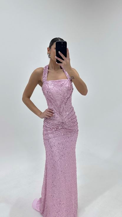 فستان سهرة وردي لامع بياقة هالتر