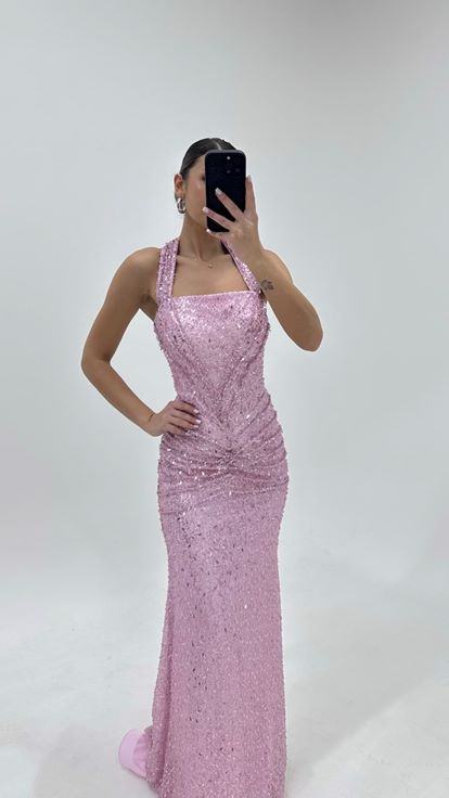 فستان سهرة وردي لامع بياقة هالتر