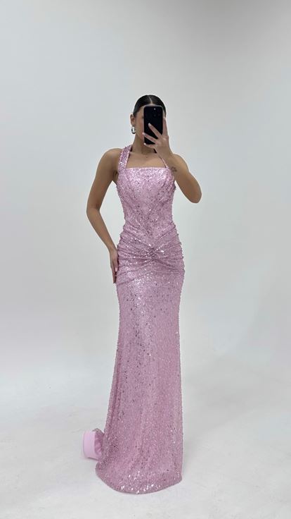 فستان سهرة وردي لامع بياقة هالتر