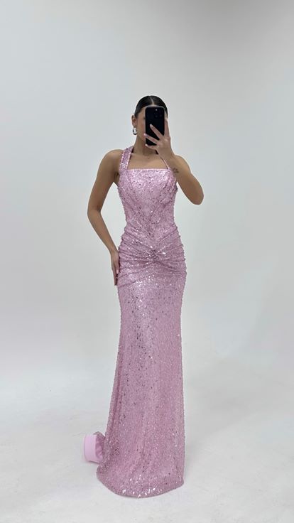 فستان سهرة وردي لامع بياقة هالتر