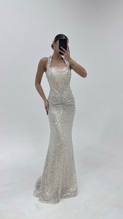 فستان سهرة لامع بياقة هالتر بلون العظم