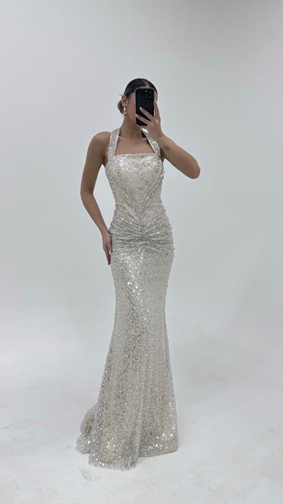 فستان سهرة لامع بياقة هالتر بلون العظم