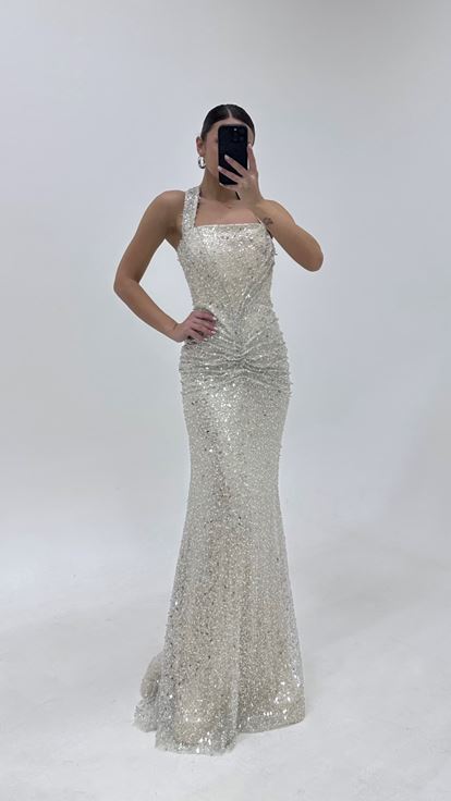 فستان سهرة لامع بياقة هالتر بلون العظم