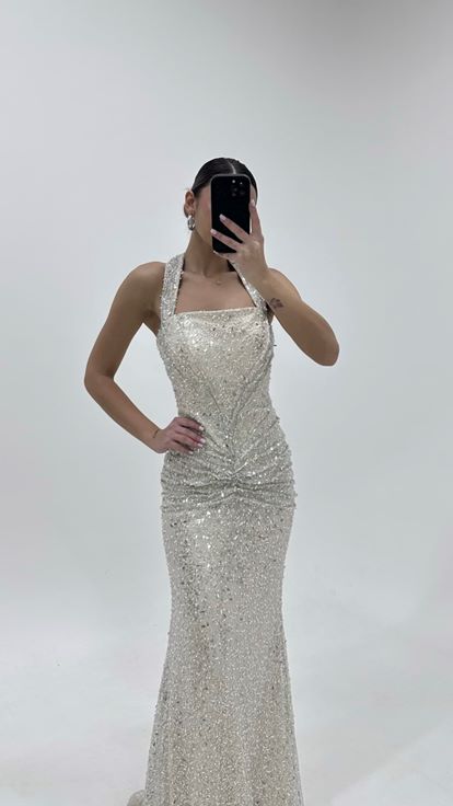 فستان سهرة لامع بياقة هالتر بلون العظم